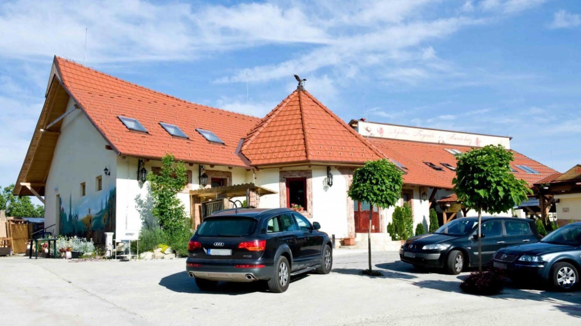 Nyilas Fogadó Nyiregyhaza Exterior foto